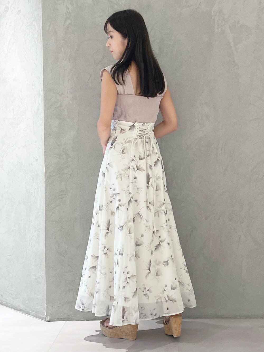 ベージュ系のワンピース、ブラウン系のサンダル、ホワイト系のショルダーバッグを着用したレディースの夏コーディネートの3枚目の写真