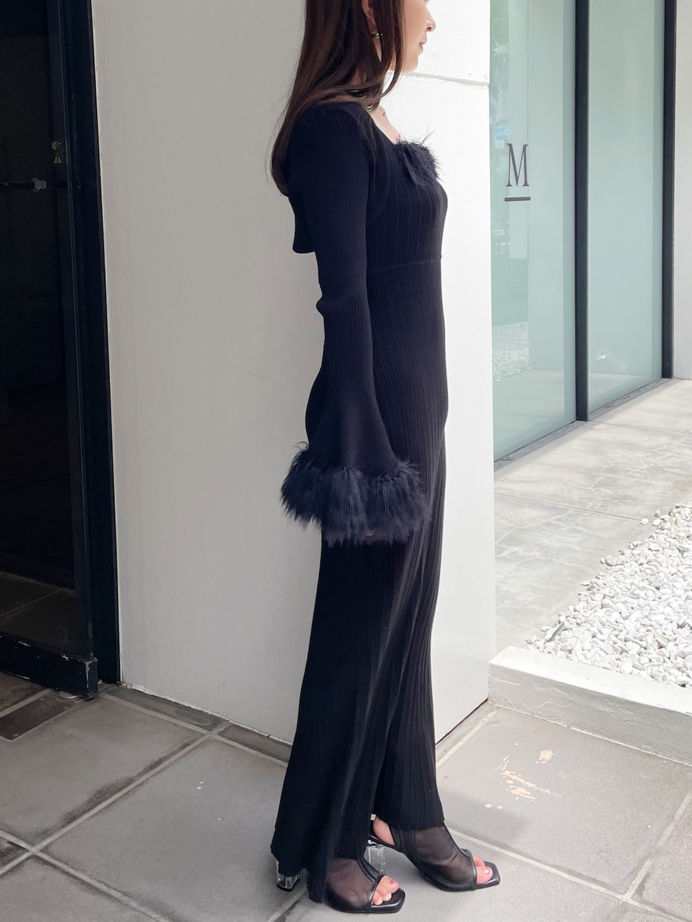 ブラック系のワンピースを着用したレディースの夏コーディネートの2枚目の写真