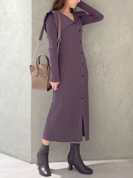 パープル系のワンピース、ブラウン系のブーツ、ブラウン系のハンドバッグを着用したレディースの秋コーディネートの2枚目の写真