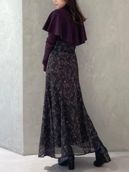 ブラウン系のスカート、ブラウン系のニット/セーターを着用したレディースの秋コーディネートの3枚目の写真