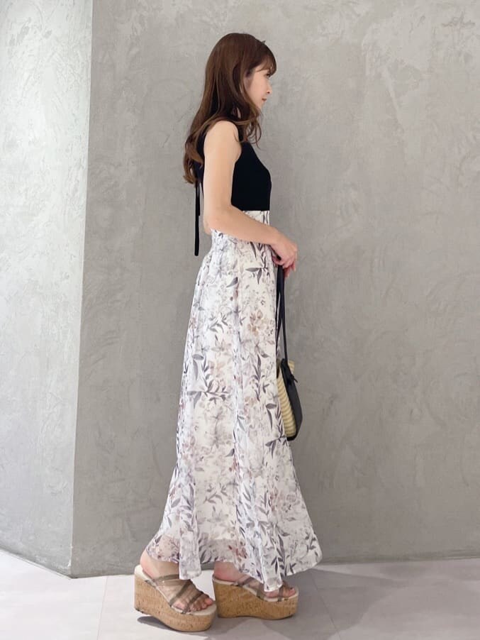 グリーン系のサンダル、ブラック系のトートバッグ、ブラック系のワンピースを着用したレディースの夏コーディネートの5枚目の写真