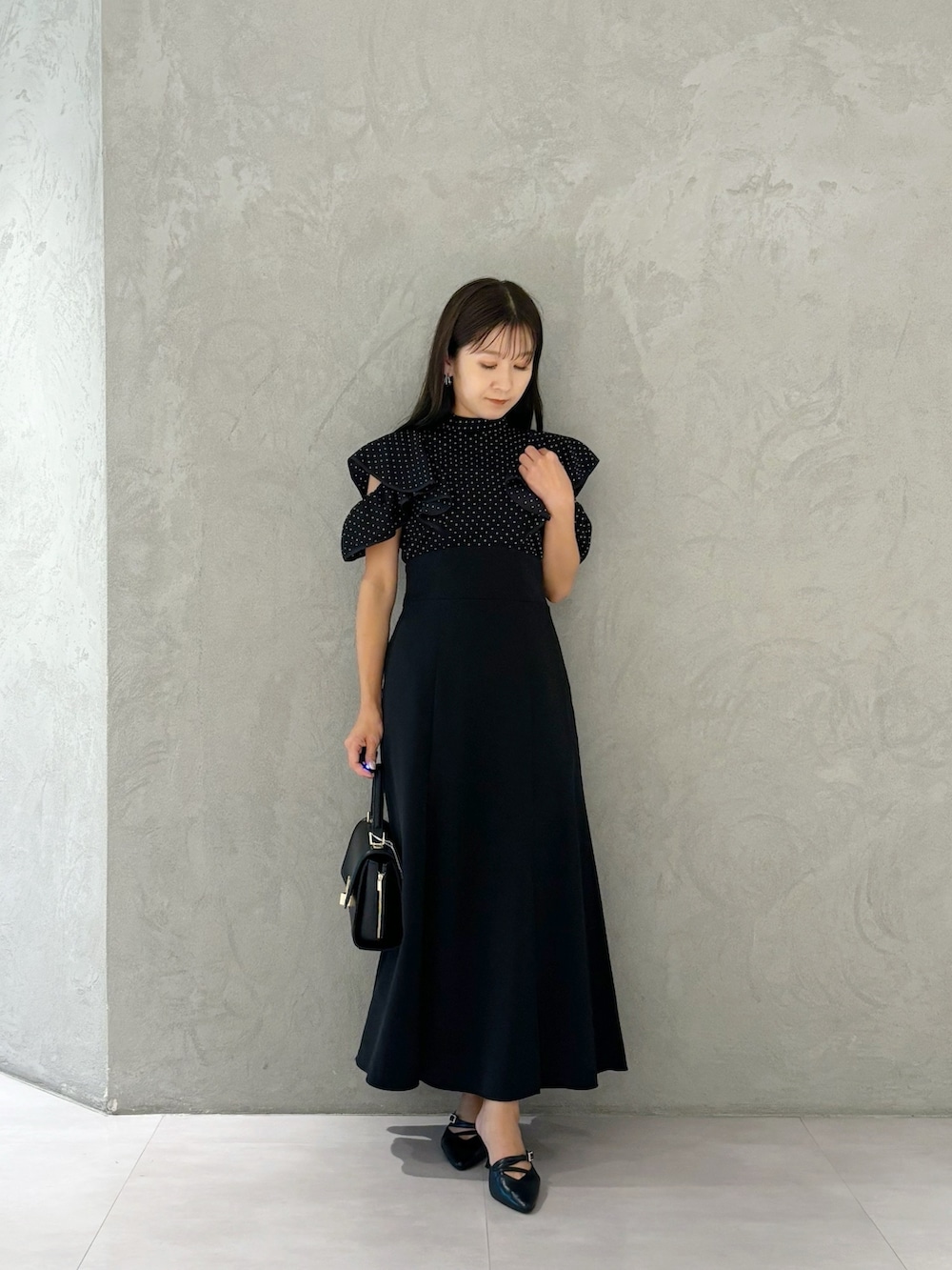 その他のワンピース、ブラック系のパンプス、ブラック系のショルダーバッグを着用したレディースの夏コーディネートの6枚目の写真