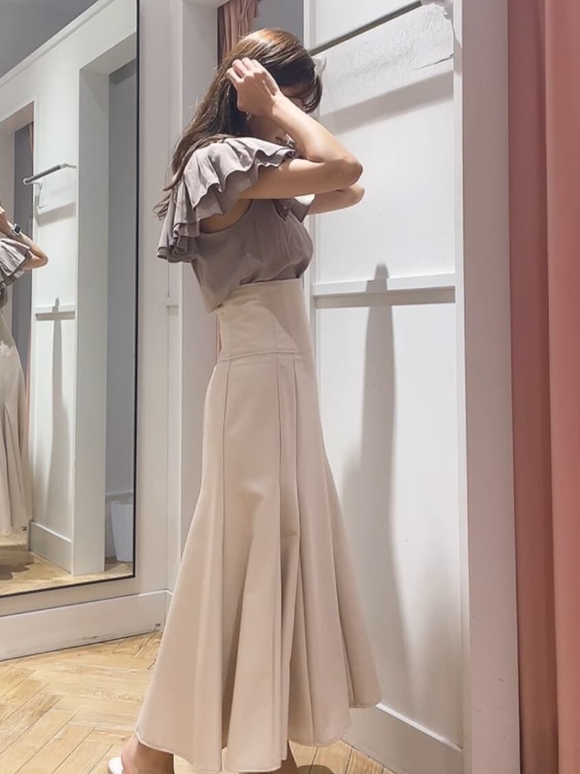 ベージュ系のシャツ/ブラウス、ピンク系のスカート、ベージュ系のサンダルを着用したレディースの夏コーディネートの3枚目の写真