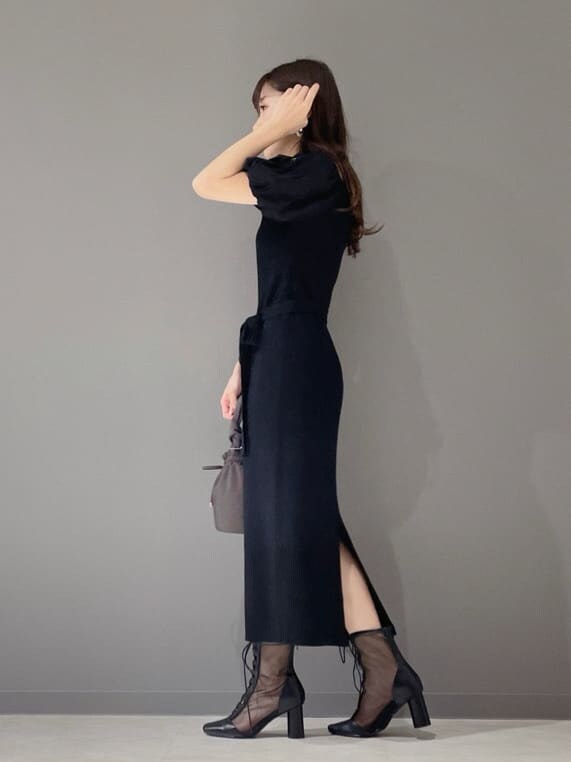 ベージュ系のその他アウター、ブラック系のワンピース、ブラック系のその他シューズを着用したレディースの冬コーディネートの5枚目の写真