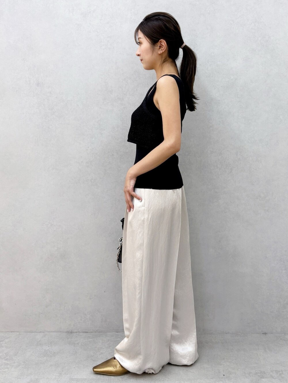 ブラック系のTシャツ/カットソー、ベージュ系のその他パンツを着用したレディースの夏コーディネートの4枚目の写真