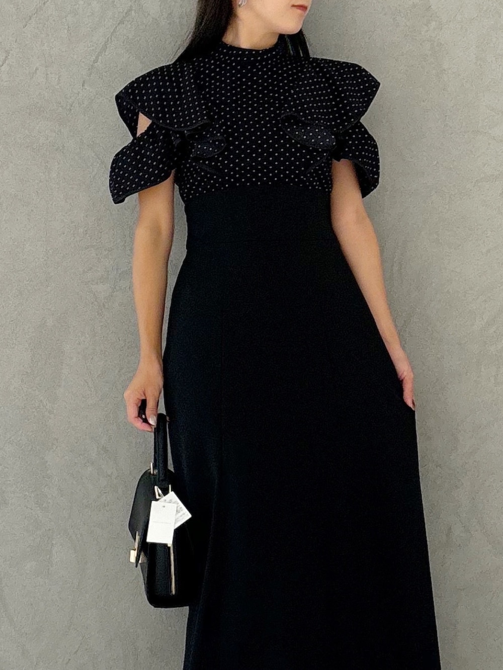 その他のワンピース、ブラック系のパンプス、ブラック系のショルダーバッグを着用したレディースの夏コーディネートの5枚目の写真