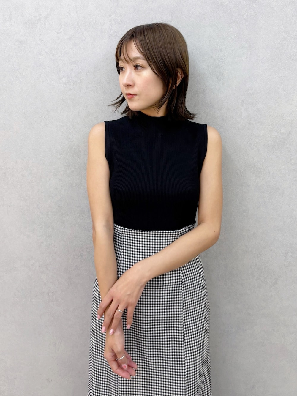 その他のスカート、その他のサンダル、ブラック系のニット/セーターを着用したレディースの春コーディネートの4枚目の写真