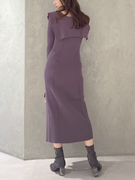 パープル系のワンピース、ブラウン系のブーツ、ブラウン系のハンドバッグを着用したレディースの秋コーディネートの5枚目の写真