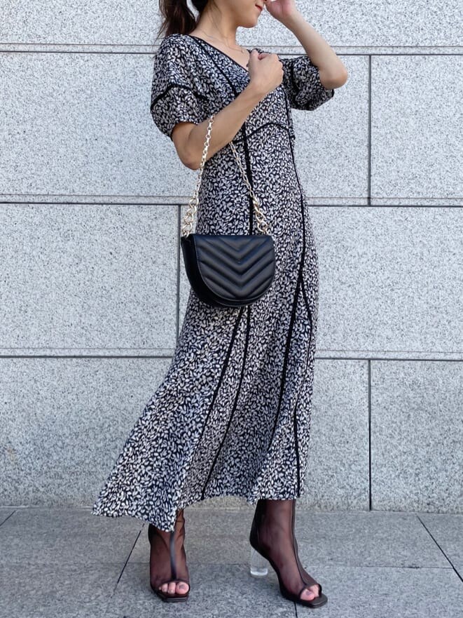 ブラック系のワンピース、ブラック系のその他シューズを着用したレディースの夏コーディネートの2枚目の写真