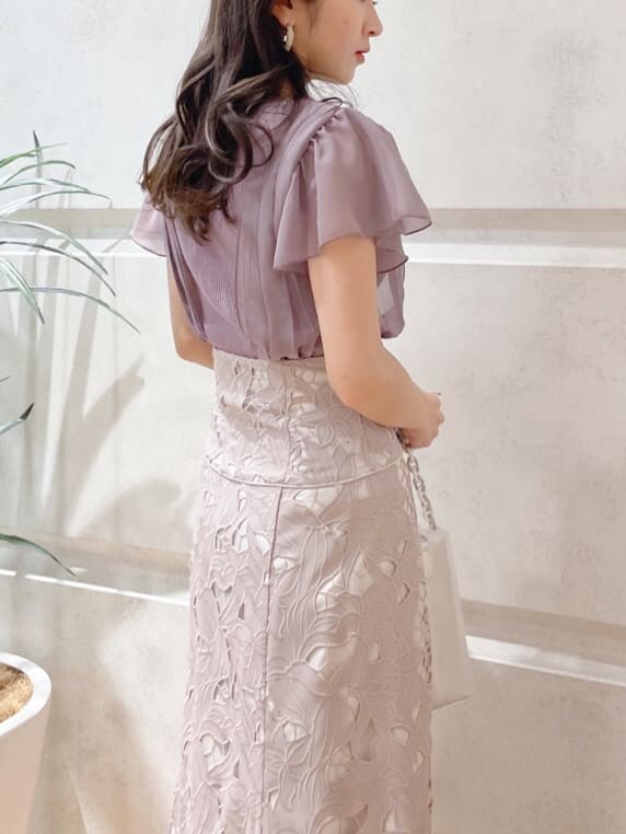 ホワイト系のハンドバッグ、グリーン系のサンダル、ピンク系のワンピースを着用したレディースの春コーディネートの7枚目の写真