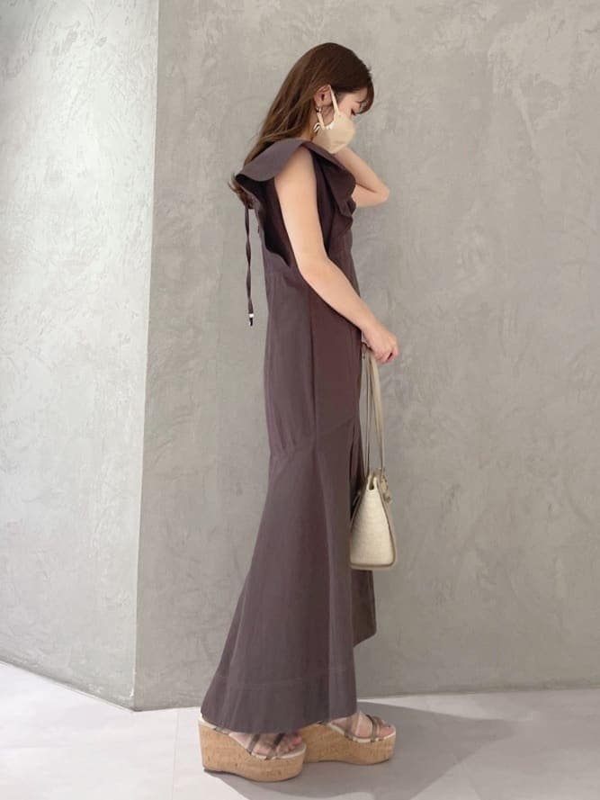 ブラウン系のワンピース、グリーン系のサンダル、ベージュ系のトートバッグを着用したレディースの春コーディネートの3枚目の写真