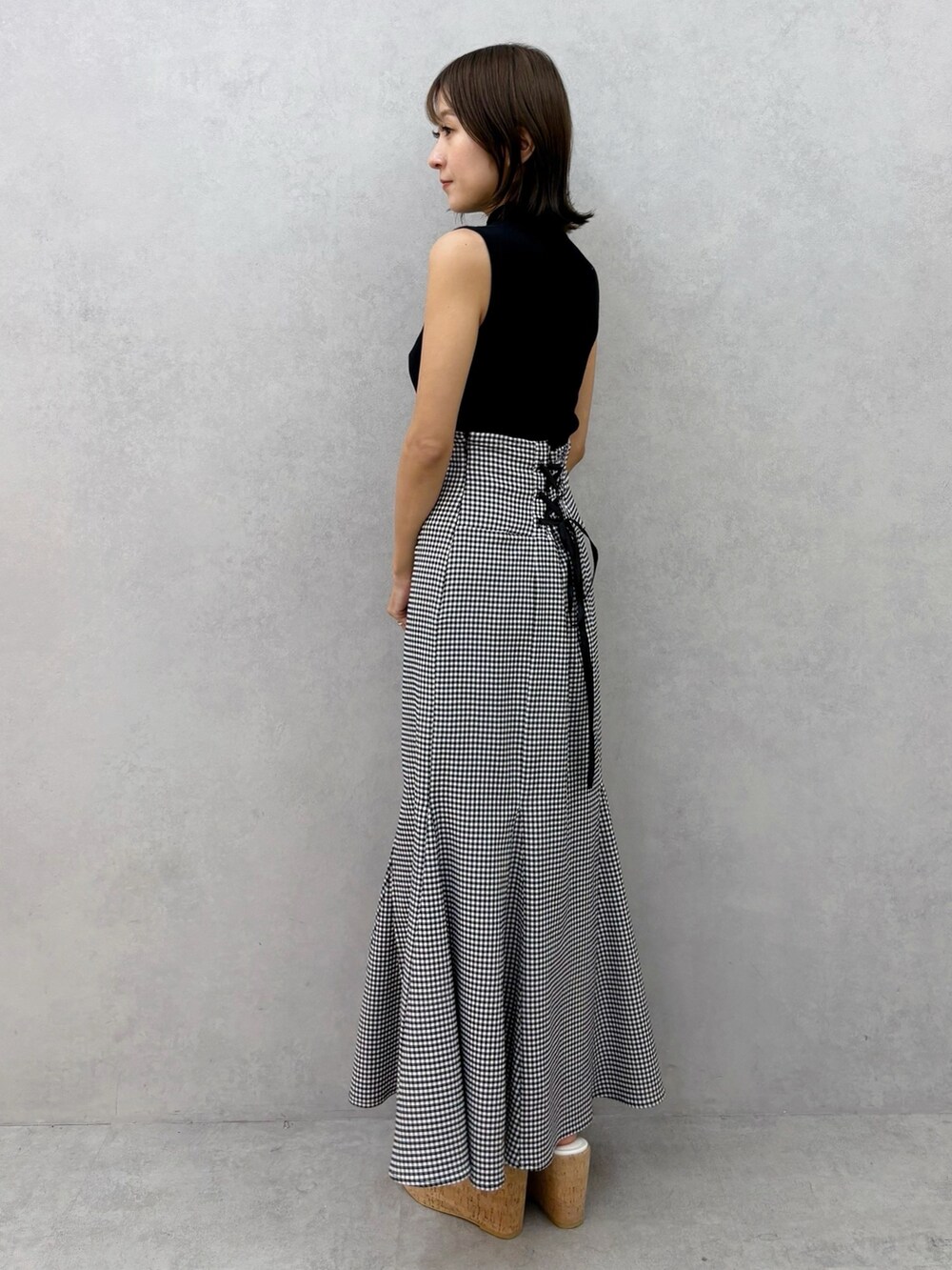 その他のスカート、その他のサンダル、ブラック系のニット/セーターを着用したレディースの春コーディネートの6枚目の写真