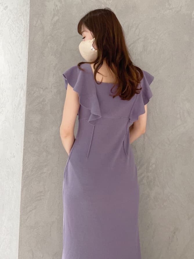 ホワイト系のショルダーバッグ、グリーン系のサンダル、パープル系のワンピースを着用したレディースの春コーディネートの6枚目の写真