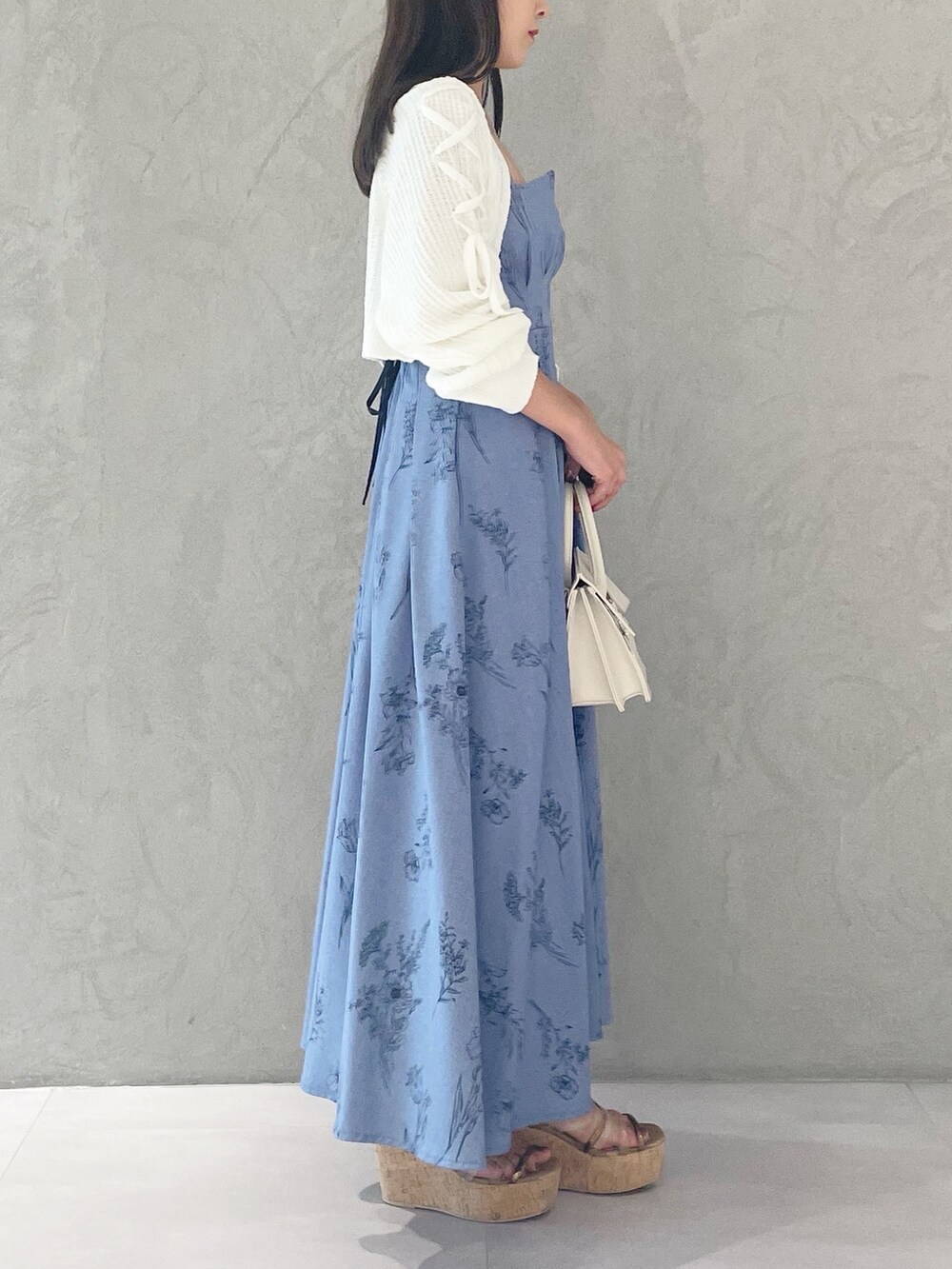 ブルー系のワンピース、ブラウン系のサンダル、ベージュ系のショルダーバッグを着用したレディースの夏コーディネートの3枚目の写真