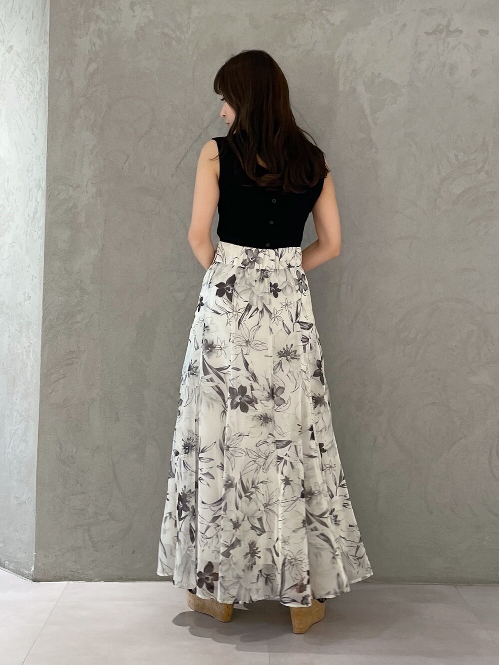 ホワイト系のボストンバッグ、ホワイト系のスカート、ブラック系のニット/セーターを着用したレディースの春コーディネートの5枚目の写真