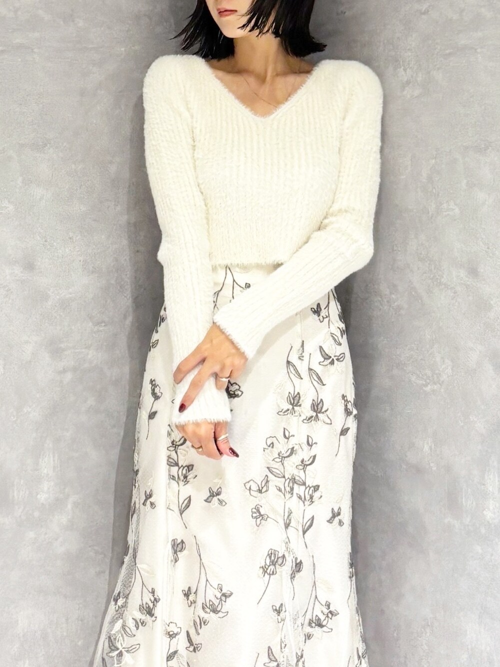 ホワイト系のスカート、ブラウン系のブーツ、ホワイト系のニット/セーターを着用したレディースの秋コーディネートの6枚目の写真