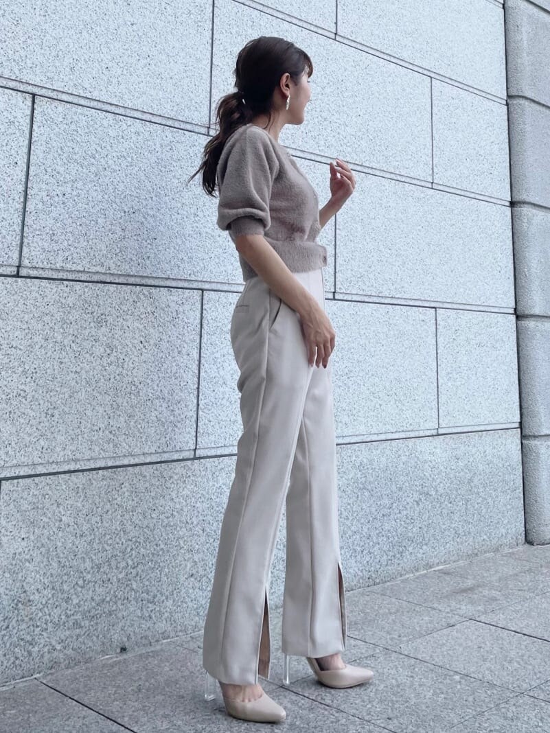 ベージュ系のその他パンツ、ベージュ系のパンプス、ブルー系のカーディガン/ボレロを着用したレディースの夏コーディネートの6枚目の写真