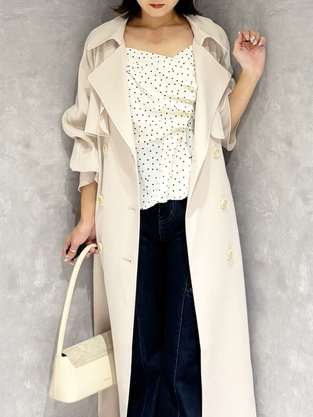 ホワイト系のシャツ/ブラウス、ブルー系のデニムパンツ、ホワイト系のトレンチコートを着用したレディースの春コーディネートの6枚目の写真