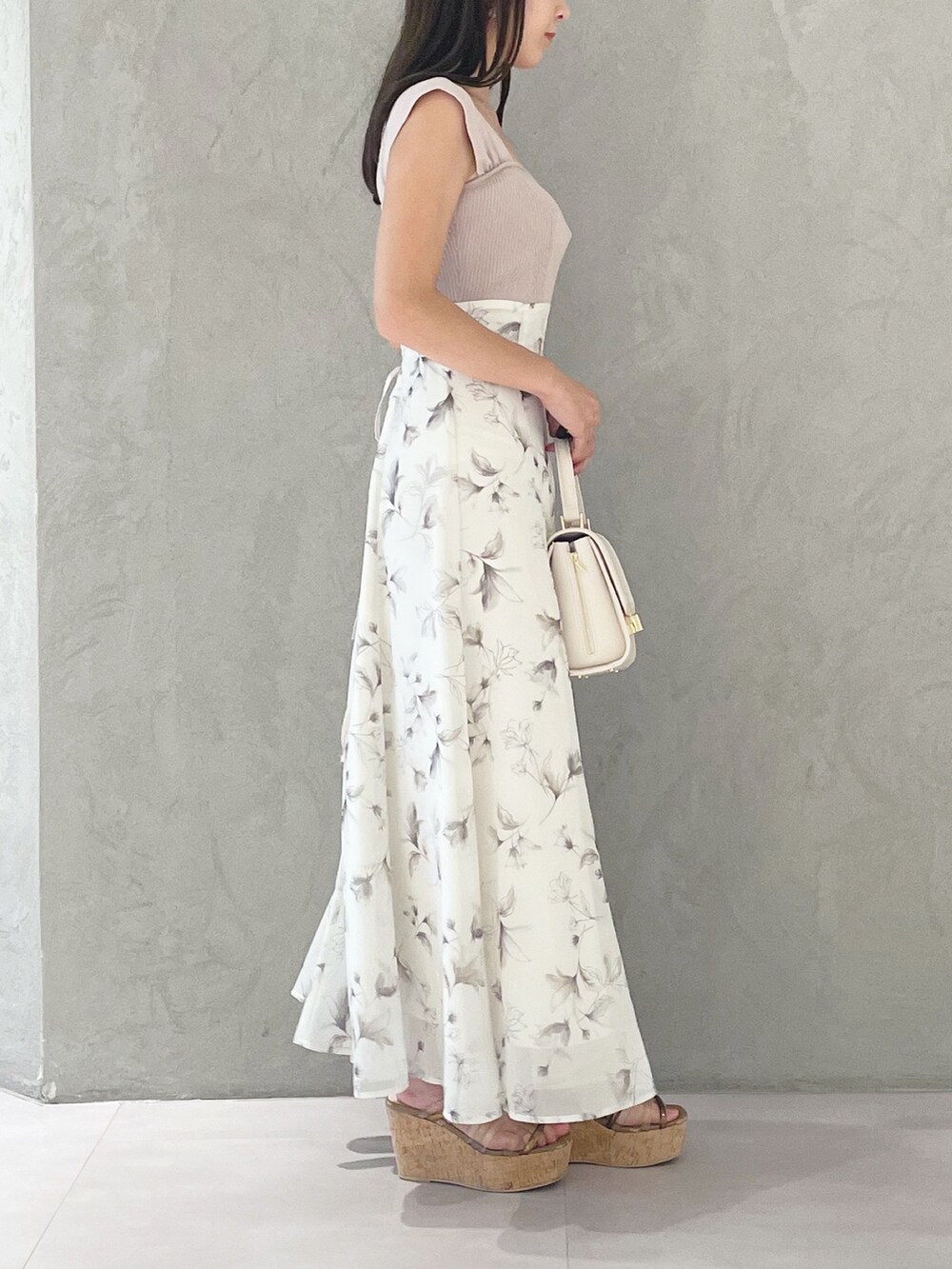 ベージュ系のワンピース、ブラウン系のサンダル、ホワイト系のショルダーバッグを着用したレディースの夏コーディネートの4枚目の写真