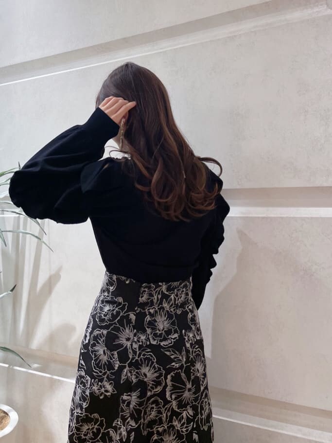 ピンク系のハンドバッグ、ブラック系のニット/セーター、ブラック系のその他シューズを着用したレディースの冬コーディネートの5枚目の写真