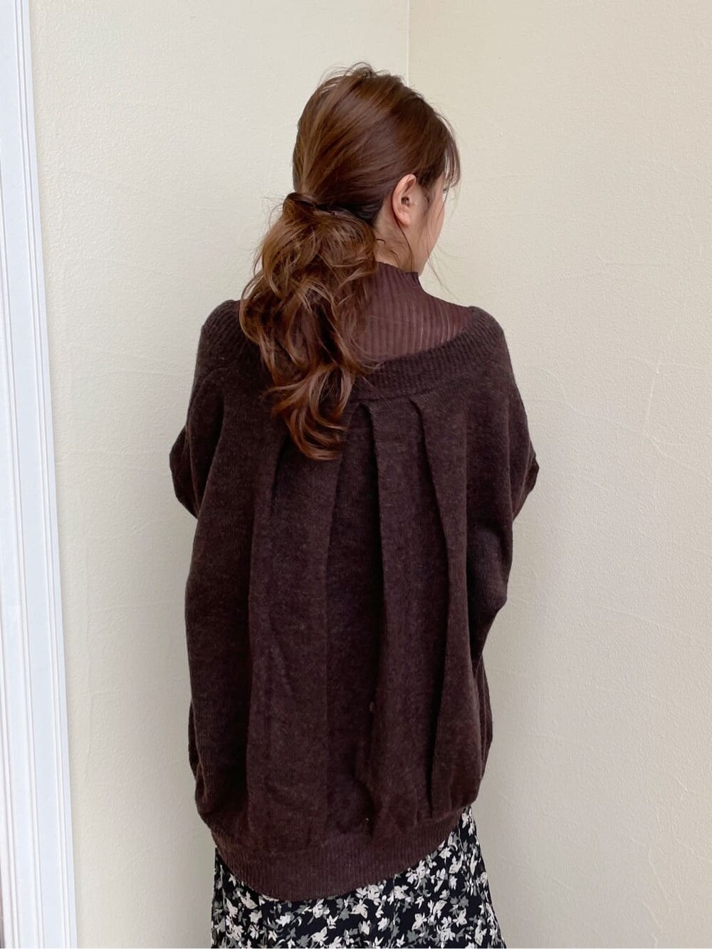 ブラック系のスカート、ブラウン系のニット/セーター、ブラック系のその他シューズを着用したレディースの秋コーディネートの4枚目の写真