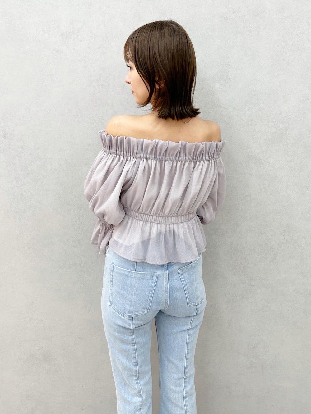 ブルー系のその他パンツ、パープル系のシャツ/ブラウス、その他のサンダルを着用したレディースの春コーディネートの6枚目の写真