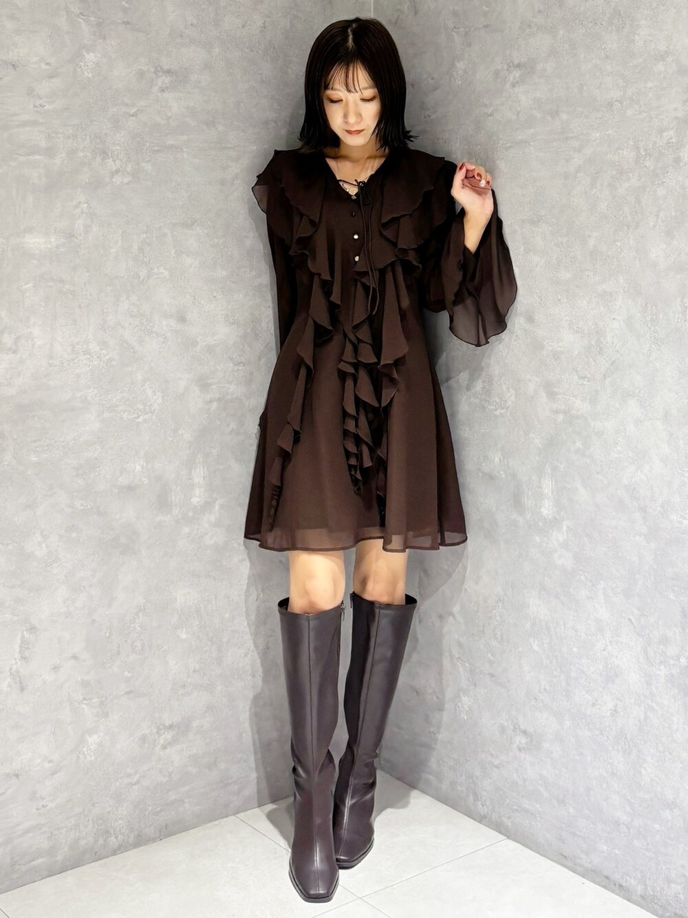 ブラウン系のワンピース、ブラウン系のブーツを着用したレディースの秋コーディネートの6枚目の写真
