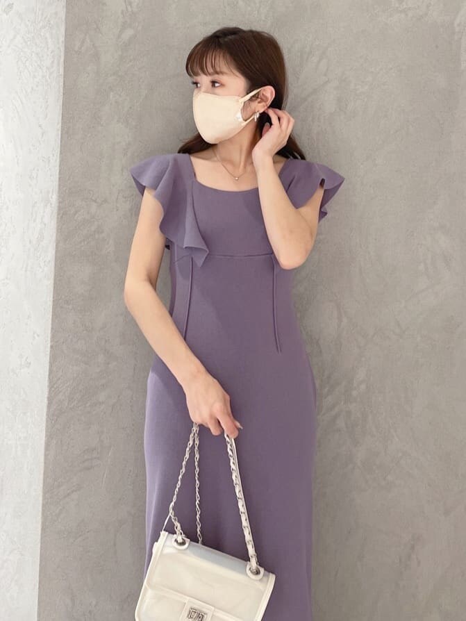 ホワイト系のショルダーバッグ、グリーン系のサンダル、パープル系のワンピースを着用したレディースの春コーディネートの2枚目の写真