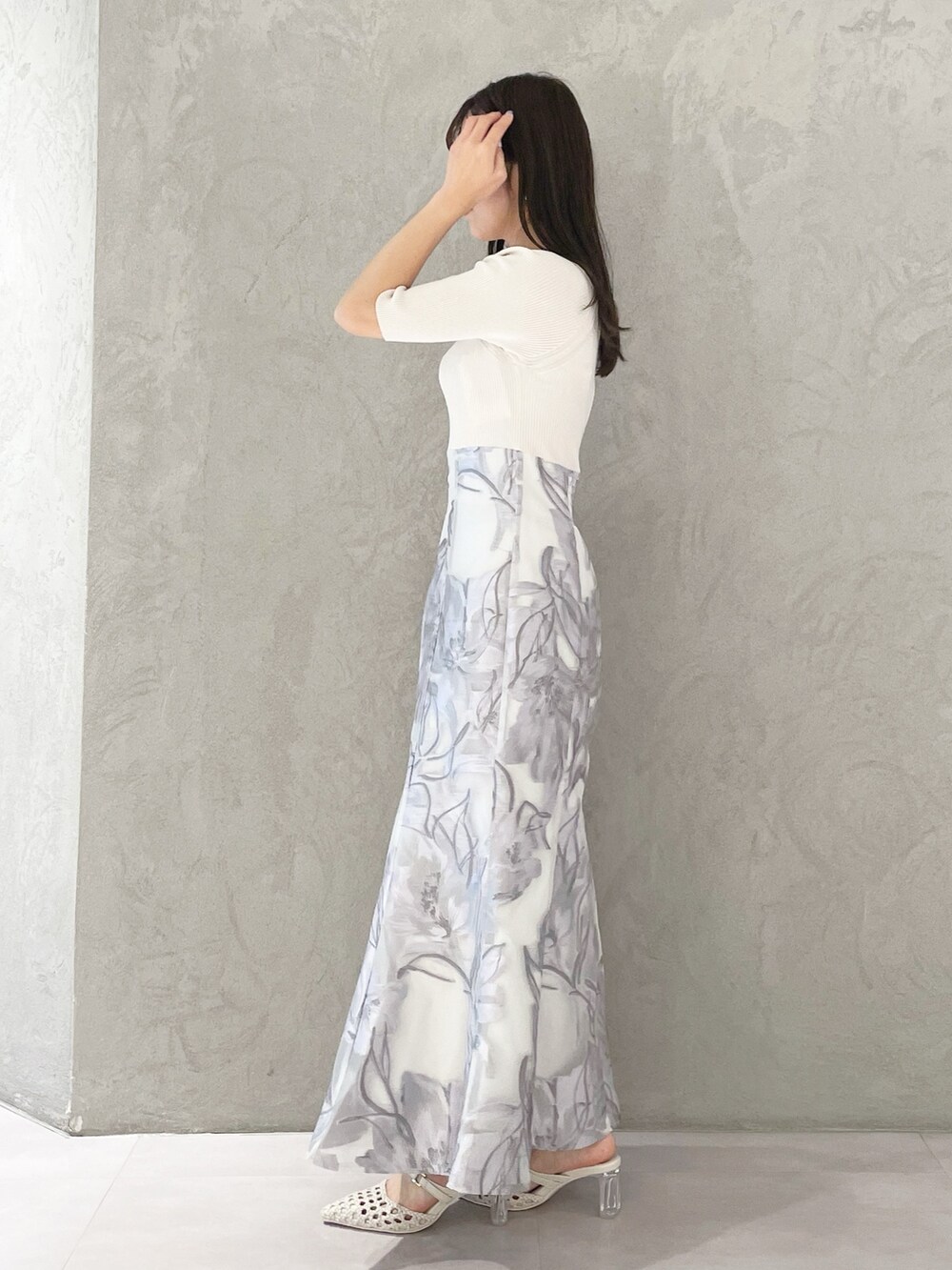 ホワイト系のショルダーバッグ、ホワイト系のパンプス、パープル系のワンピースを着用したレディースの春コーディネートの4枚目の写真