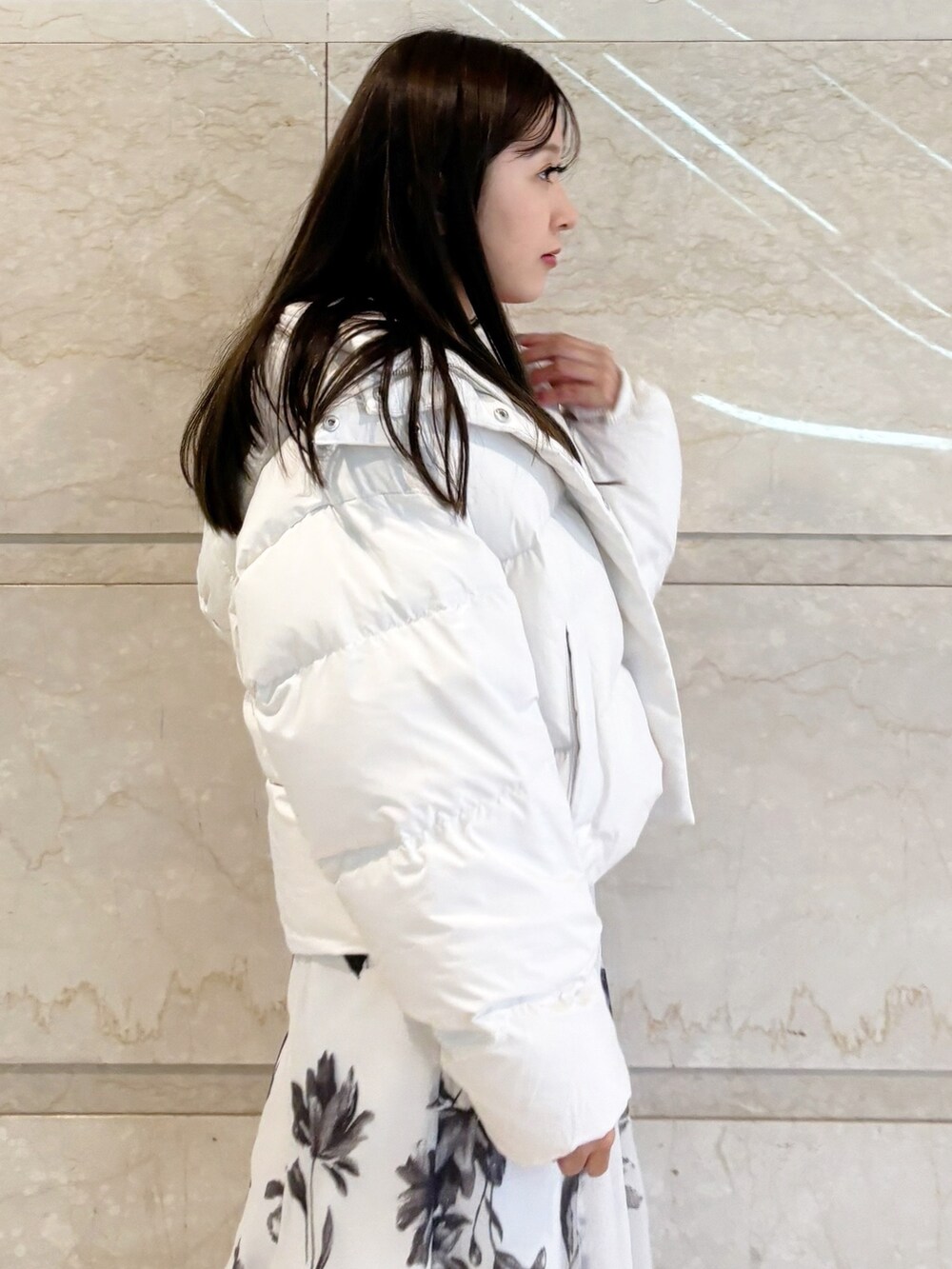 ホワイト系のスカート、ブラック系のブーツ、レッド系のカーディガン/ボレロを着用したレディースの冬コーディネートの4枚目の写真