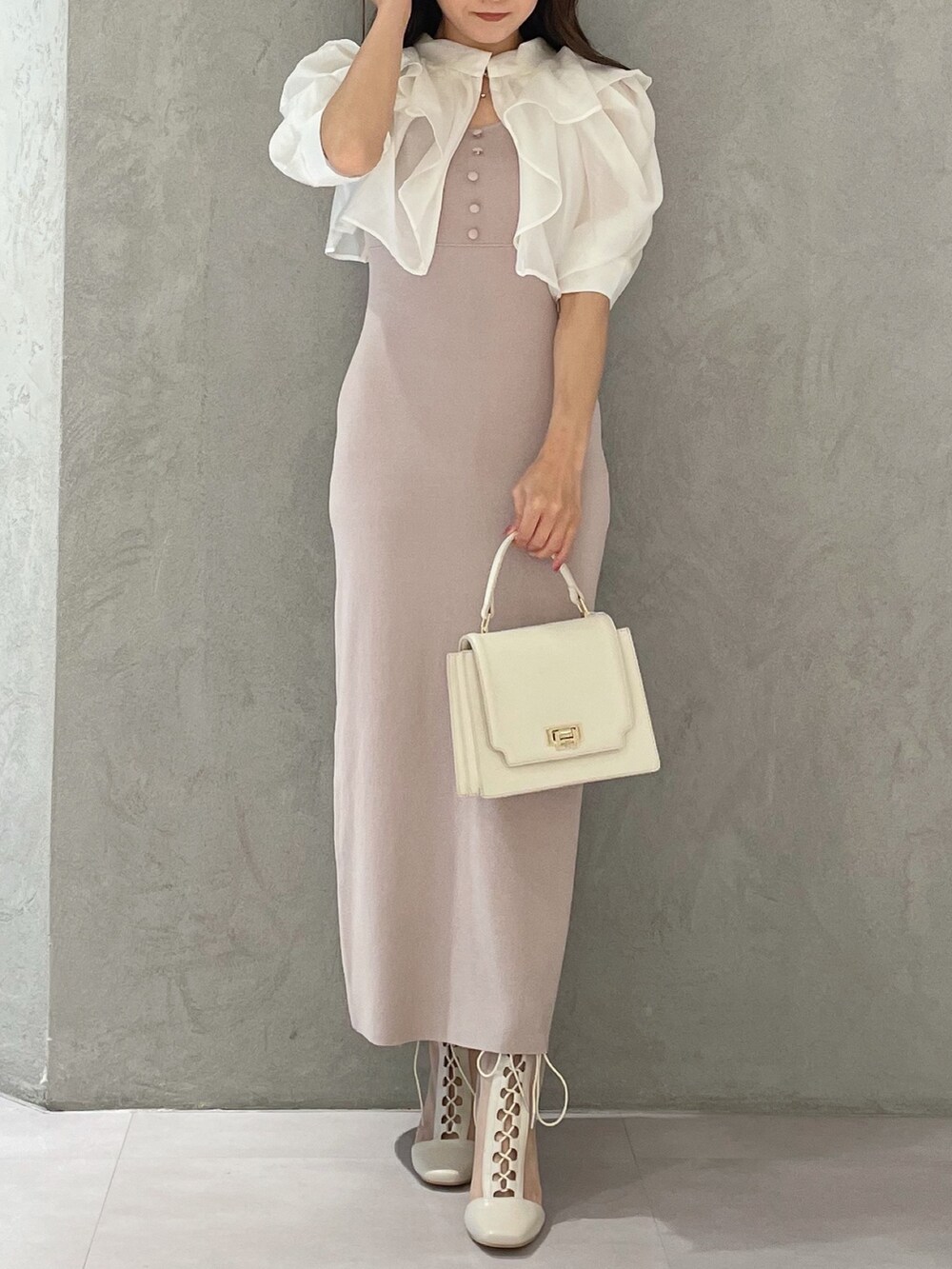 ベージュ系のワンピース、ホワイト系のブーツ、ホワイト系のハンドバッグを着用したレディースの夏コーディネートの6枚目の写真