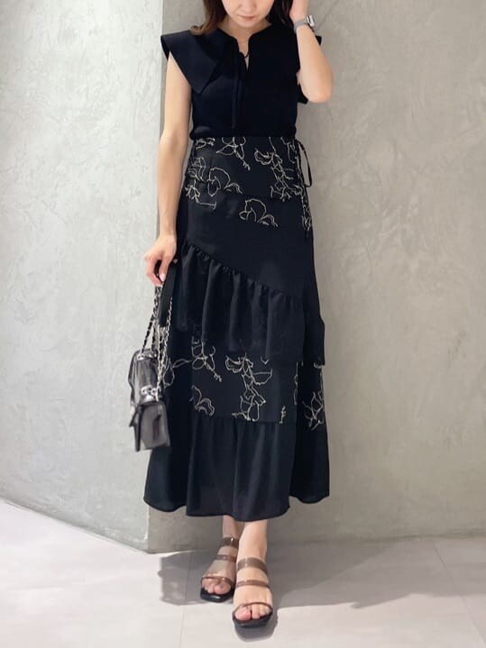 ブラック系のショルダーバッグ、ブラック系のニット/セーター、ブラック系のスカートを着用したレディースの夏コーディネートの7枚目の写真