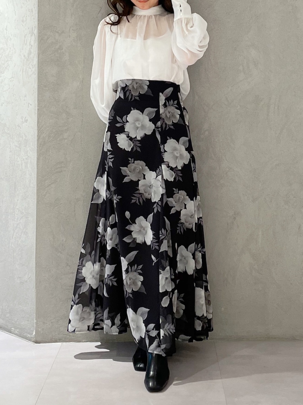 ブラック系のスカート、ホワイト系のシャツ/ブラウスを着用したレディースの冬コーディネートの7枚目の写真