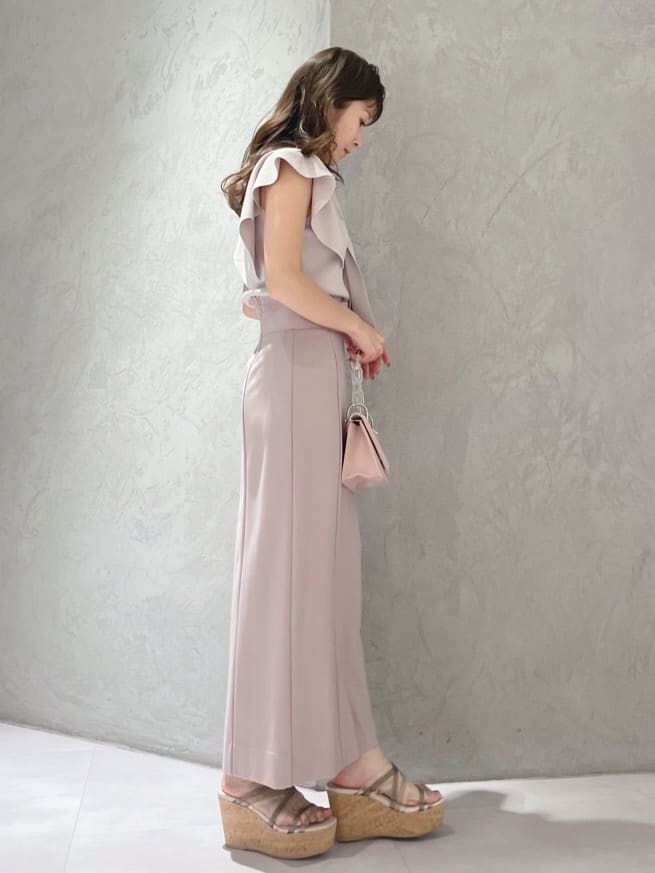 ピンク系のショルダーバッグ、グリーン系のサンダル、ピンク系のニット/セーターを着用したレディースの春コーディネートの4枚目の写真