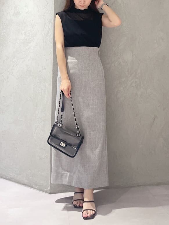 ブラック系のショルダーバッグ、ブラック系のニット/セーター、ブラウン系のサンダルを着用したレディースの夏コーディネートの8枚目の写真