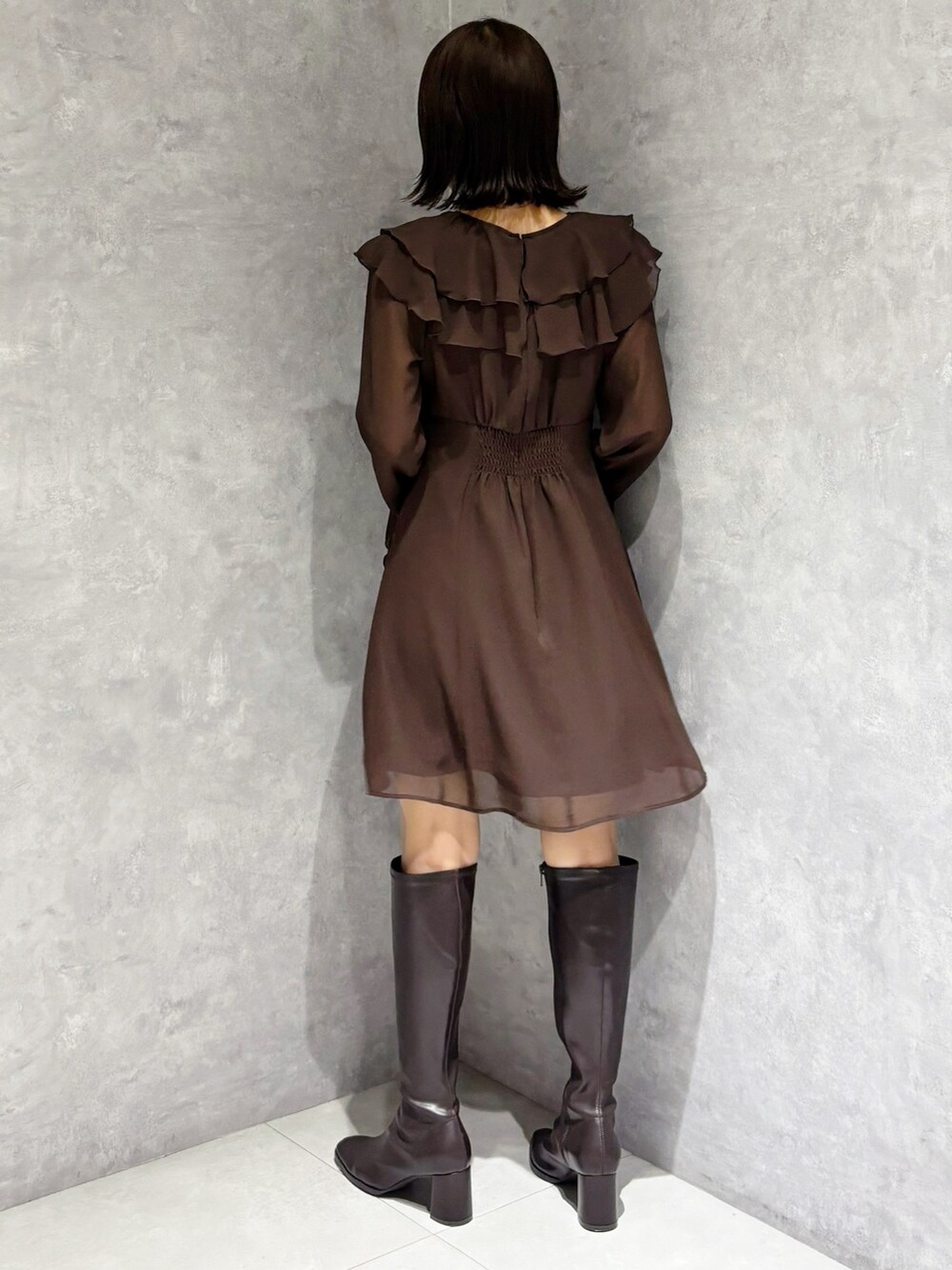 ブラウン系のワンピース、ブラウン系のブーツを着用したレディースの秋コーディネートの3枚目の写真