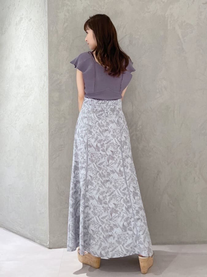 ホワイト系のハンドバッグ、グリーン系のサンダル、ブルー系のニット/セーターを着用したレディースの春コーディネートの8枚目の写真