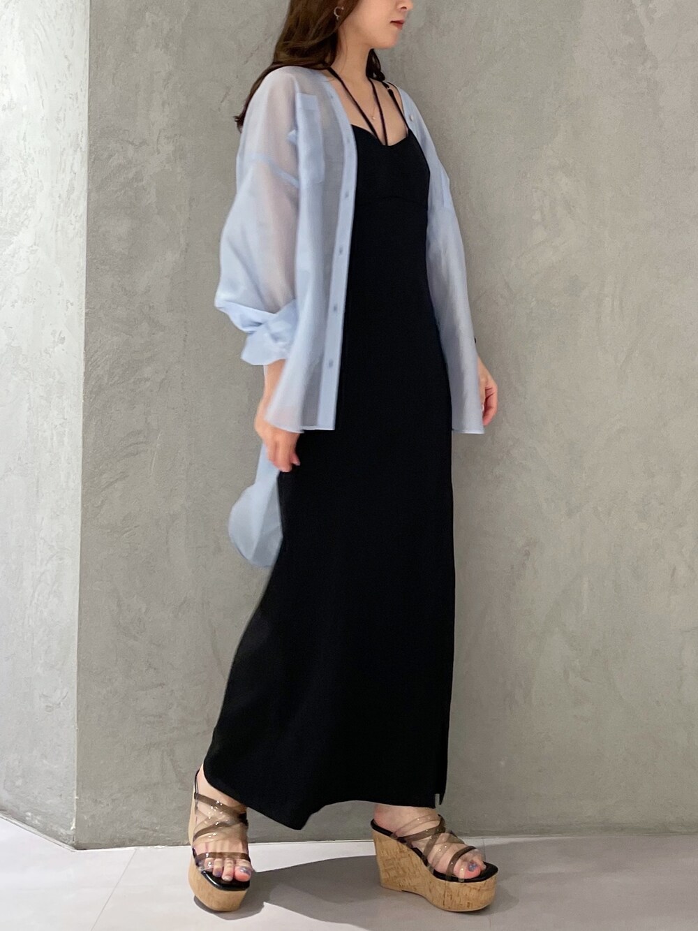 ブラック系のワンピース、ブルー系のシャツ/ブラウス、ブラック系のサンダルを着用したレディースの春コーディネートの3枚目の写真