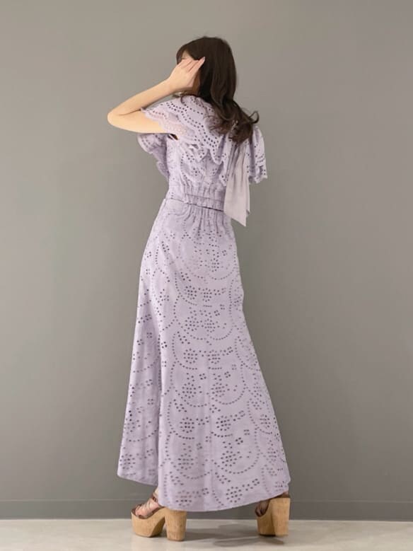 パープル系のシャツ/ブラウス、パープル系のスカート、ホワイト系のハンドバッグを着用したレディースの春コーディネートの9枚目の写真