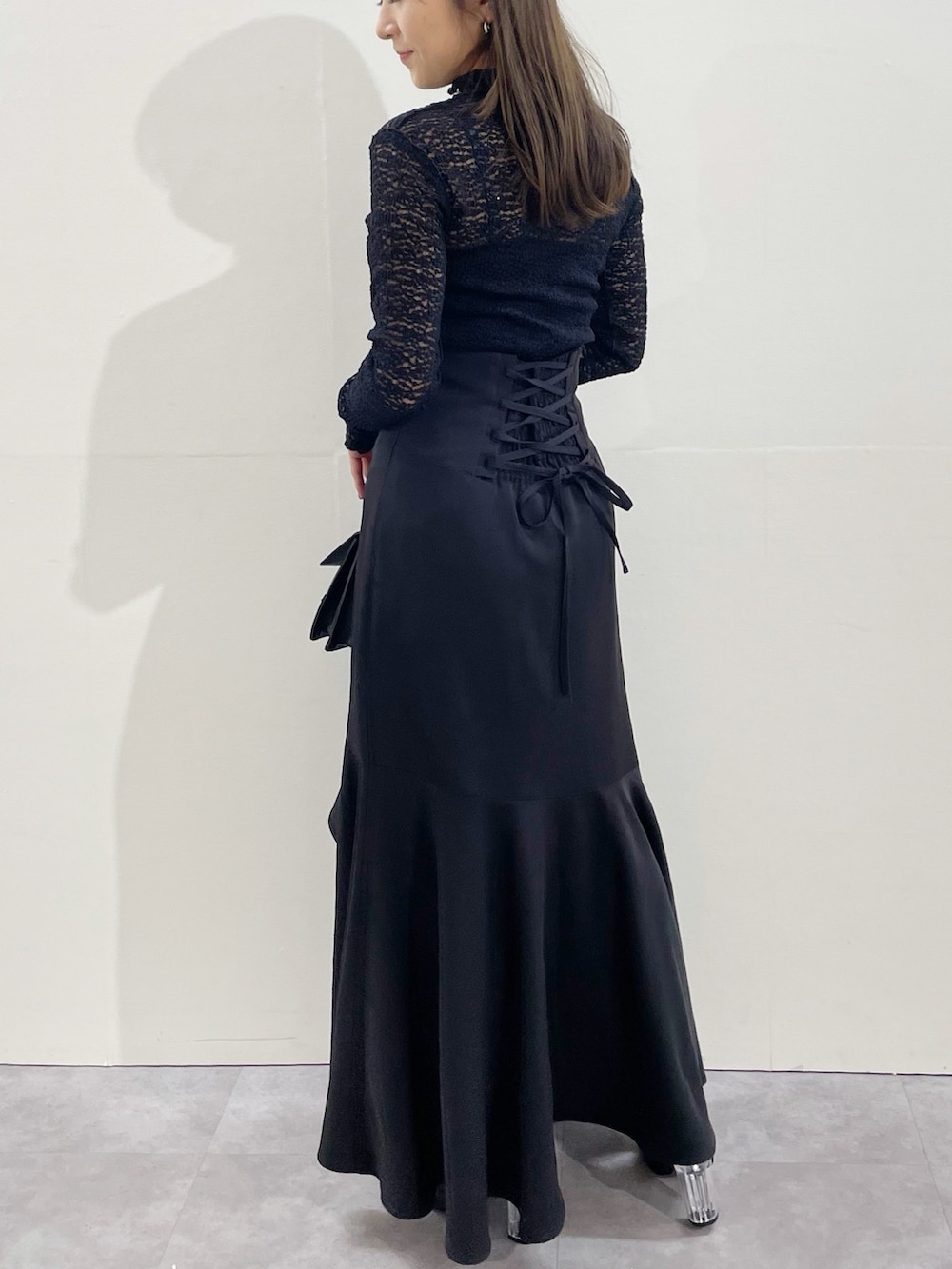 ブラック系のスカート、ブラック系のブーツ、ブラック系のTシャツ/カットソーを着用したレディースの冬コーディネートの6枚目の写真