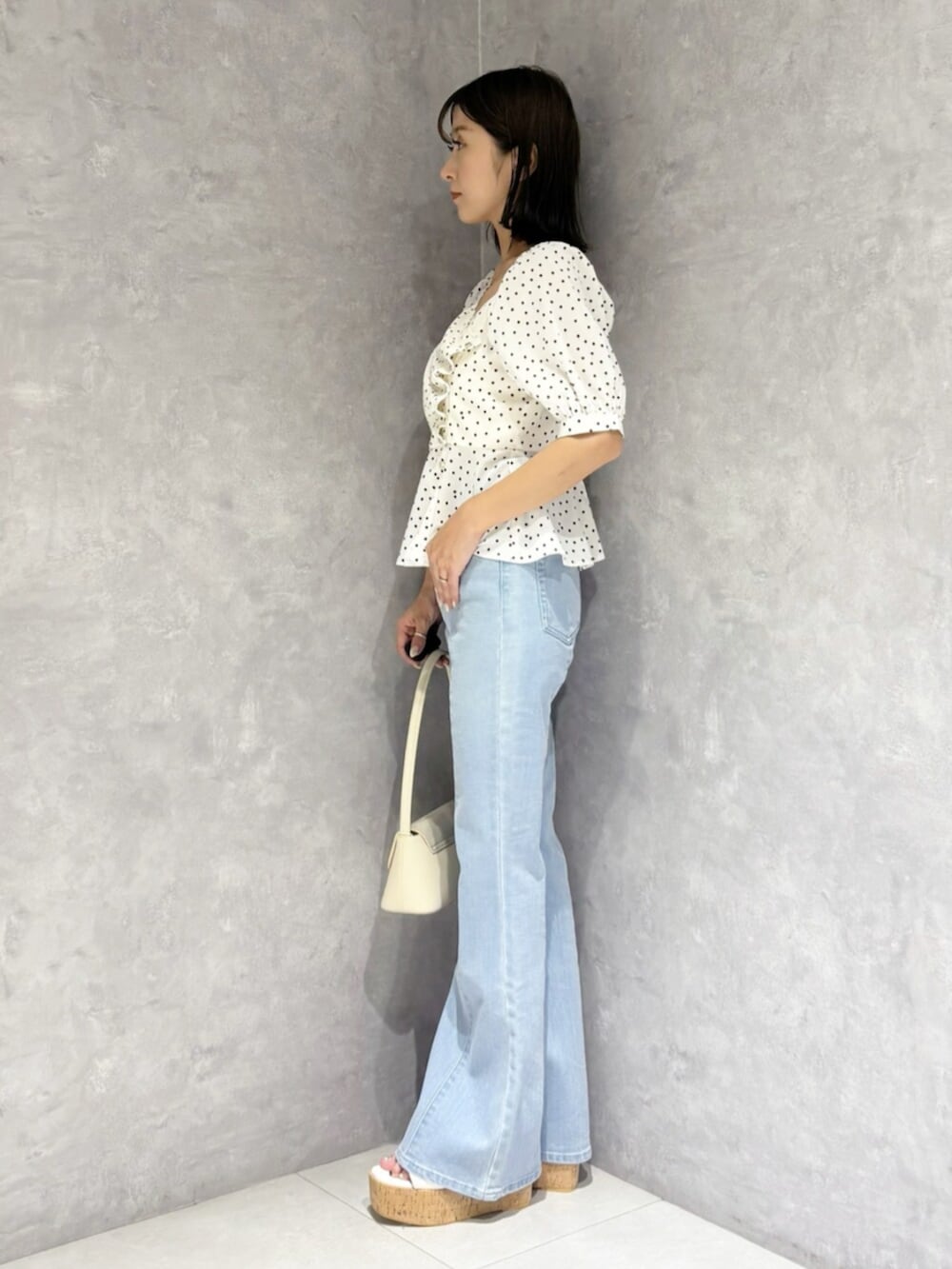 ブルー系のその他パンツ、ホワイト系のハンドバッグ、ホワイト系のサンダルを着用したレディースの夏コーディネートの4枚目の写真