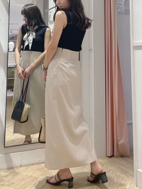 ブラック系のサンダル、ベージュ系のスカート、ブラック系のニット/セーターを着用したレディースの夏コーディネートの4枚目の写真