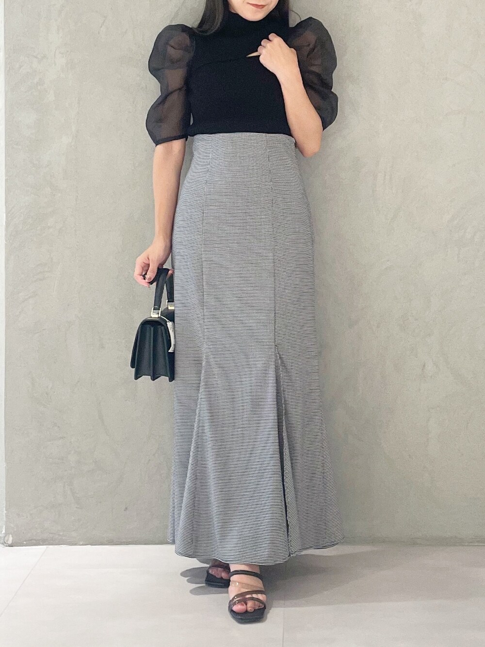 その他のスカート、ブラック系のニット/セーター、ブラック系のサンダルを着用したレディースの夏コーディネートの5枚目の写真