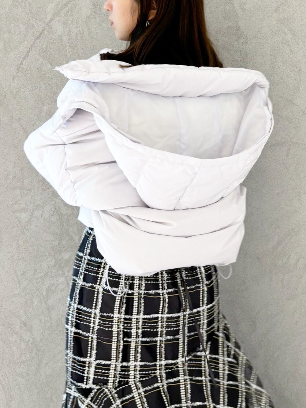 ブラック系のスカート、ブラック系のブーツ、グレー系のニット/セーターを着用したレディースの秋コーディネートの6枚目の写真