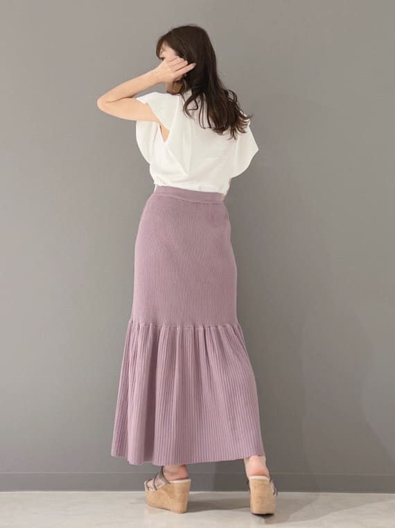 ホワイト系のハンドバッグ、ホワイト系のニット/セーター、グリーン系のサンダルを着用したレディースの春コーディネートの8枚目の写真