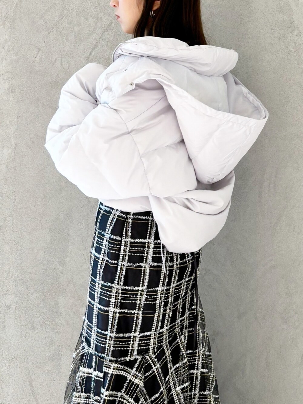 ブラック系のスカート、ブラック系のブーツ、グレー系のニット/セーターを着用したレディースの秋コーディネートの7枚目の写真