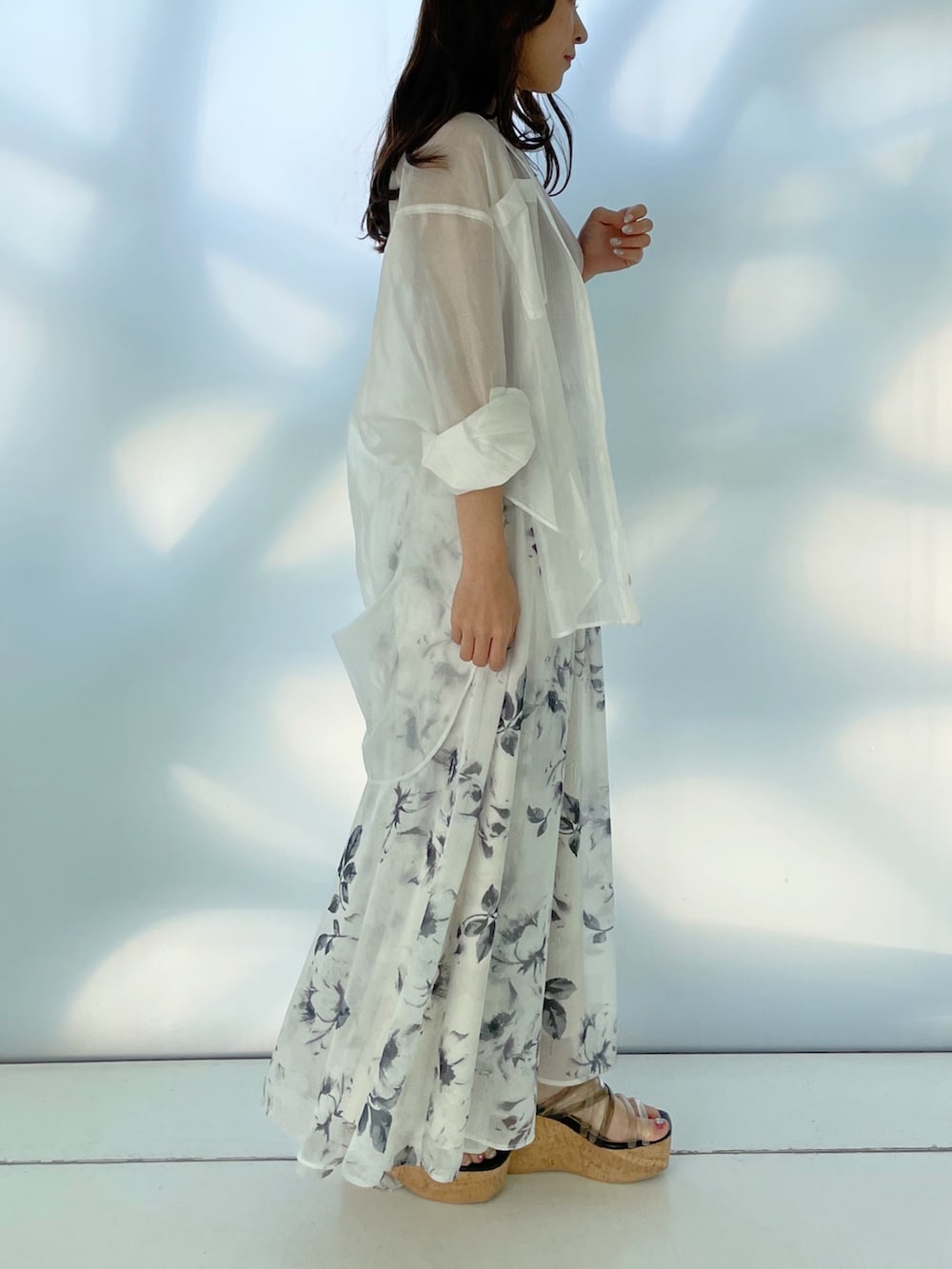 ピンク系のワンピース、ホワイト系のシャツ/ブラウス、ブラック系のサンダルを着用したレディースの春コーディネートの4枚目の写真