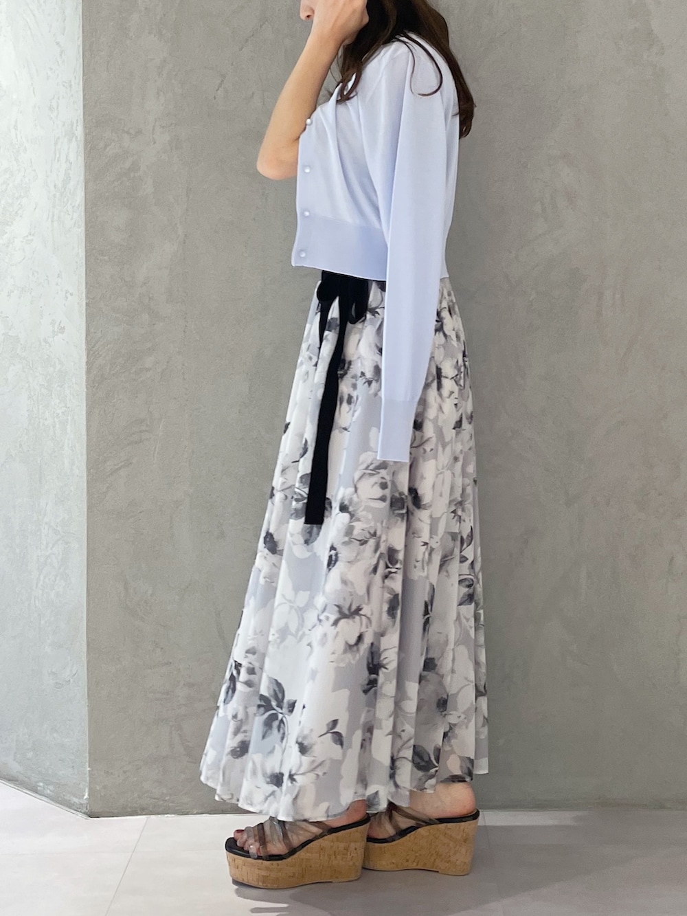 グレー系のワンピース、ブルー系のカーディガン/ボレロ、ブラック系のサンダルを着用したレディースの夏コーディネートの3枚目の写真