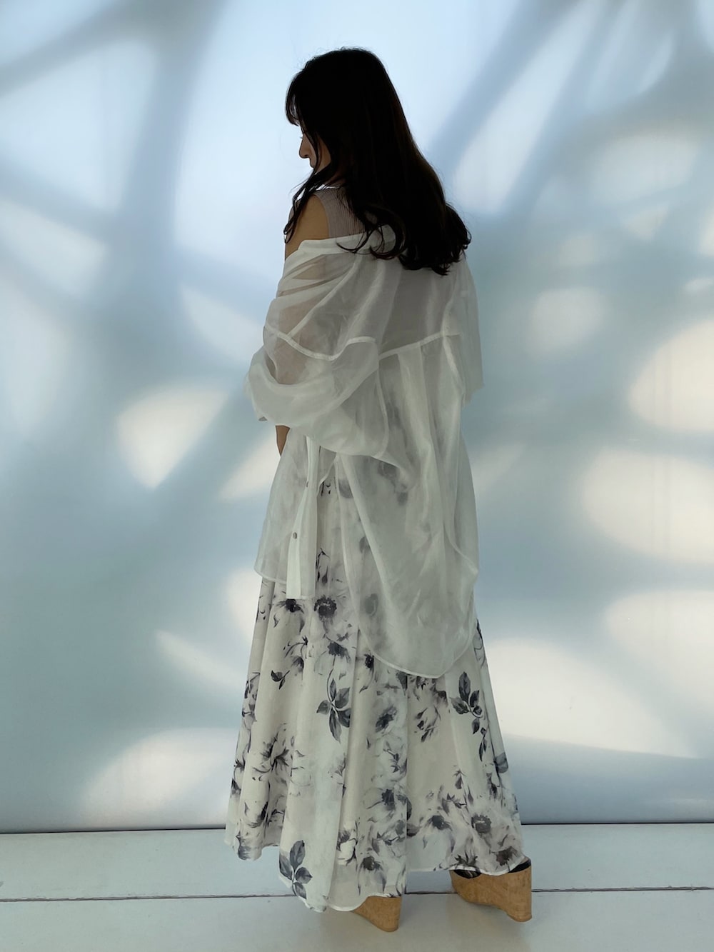 ピンク系のワンピース、ホワイト系のシャツ/ブラウス、ブラック系のサンダルを着用したレディースの春コーディネートの8枚目の写真