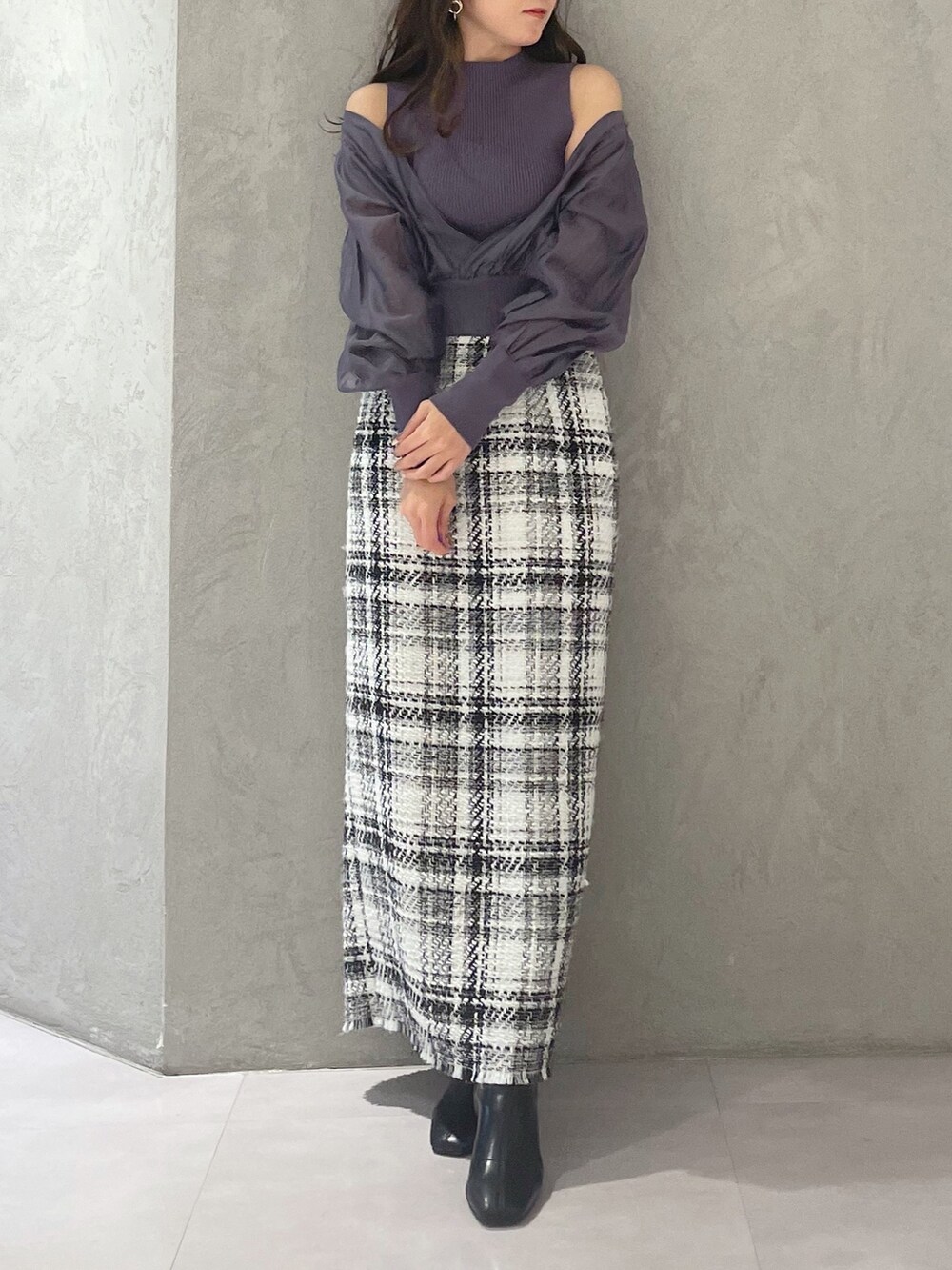 ホワイト系のスカート、ブルー系のニット/セーターを着用したレディースの冬コーディネートの7枚目の写真